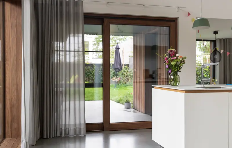 Houten schuifpui reparatie - loopwagens, tussenstang en hefslot vervangen