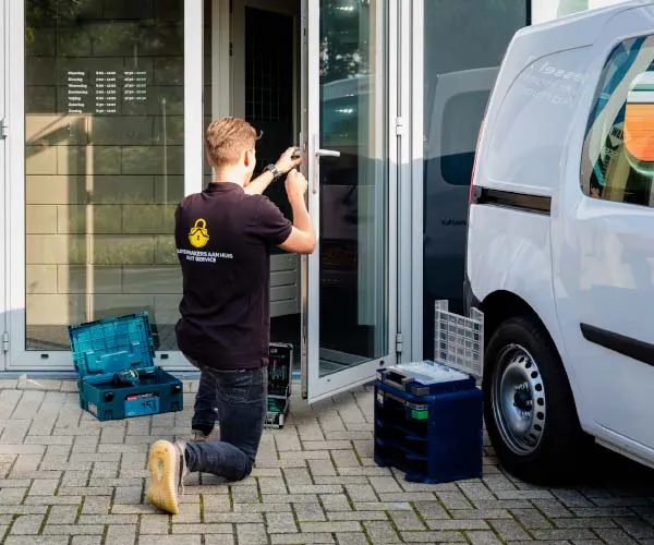 Monteur bezig met schuifpui reparatie - Schuifpui Gaat Niet Meer Open? Wij Krijgen Hem Weer Aan Het Schuiven.