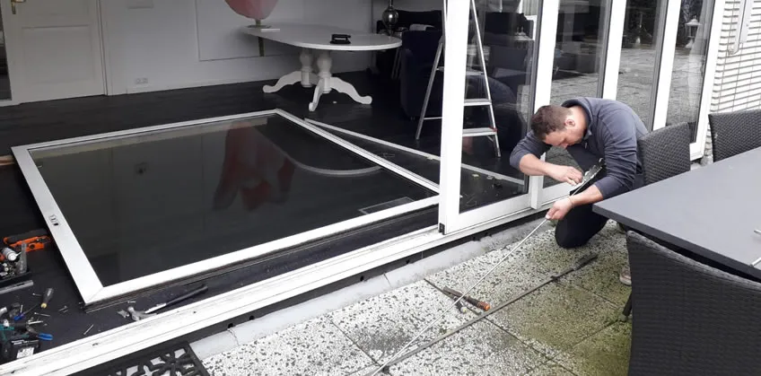 Schuifpui klemt of loopt zwaar: oorzaken en professionele reparatie